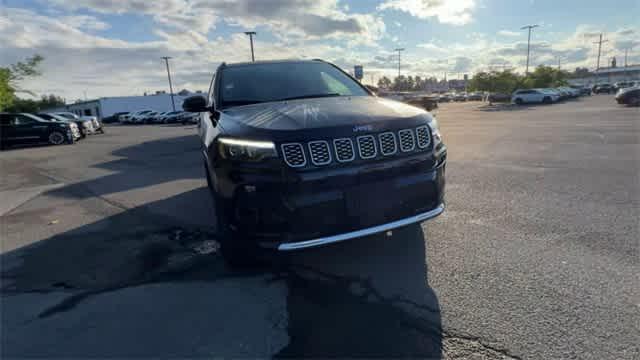 Photo of 2024 Diamond Black Crystal Pearlcoat Jeep Compass