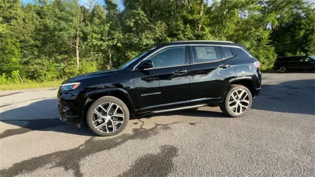 Photo of 2024 Diamond Black Crystal Pearlcoat Jeep Compass