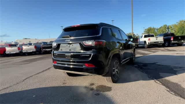 Photo of 2024 Diamond Black Crystal Pearlcoat Jeep Compass
