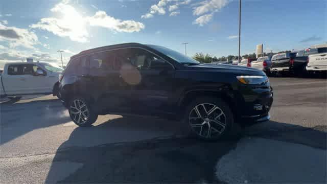 Photo of 2024 Diamond Black Crystal Pearlcoat Jeep Compass