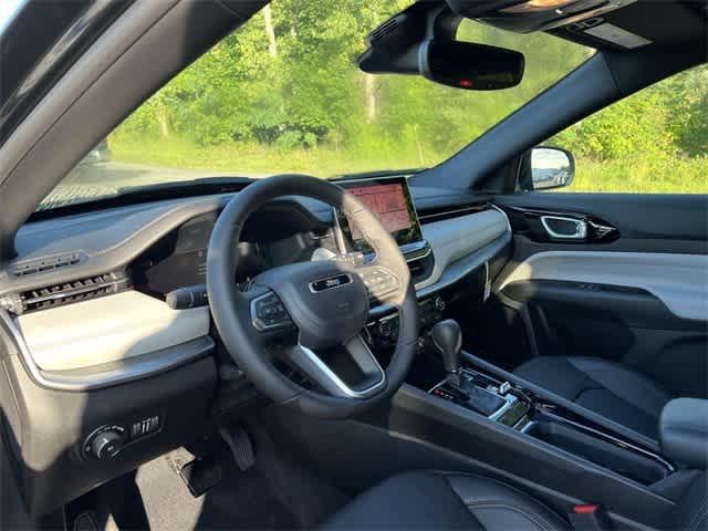 Photo of 2024 Diamond Black Crystal Pearlcoat Jeep Compass