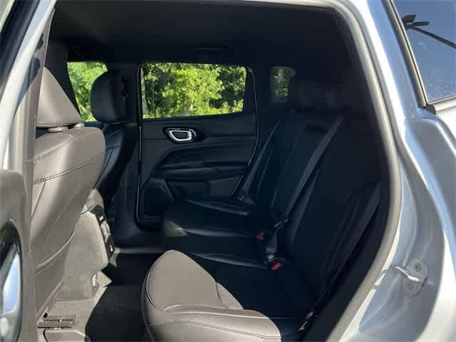 Photo of 2024 Silver Zynith Metallic Clearcoat Jeep Compass