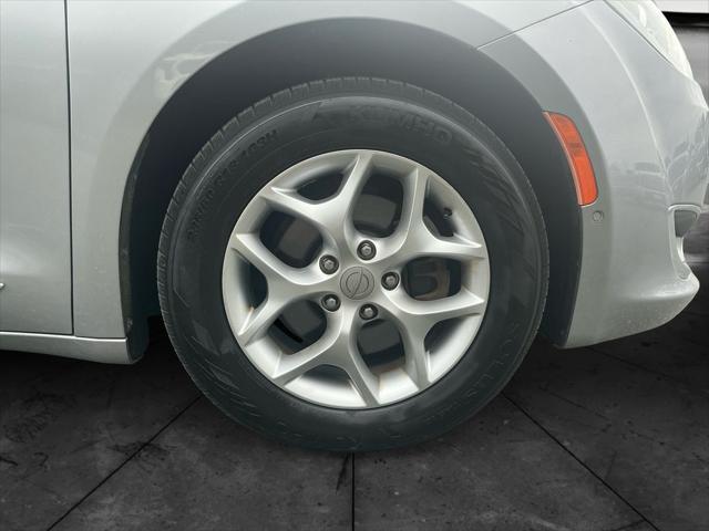 Photo of 2019 Billet Silver Metallic Clearcoat Chrysler Pacifica