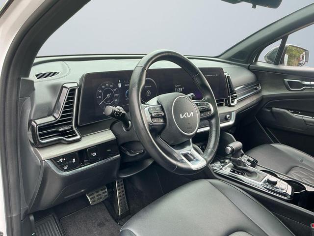 Photo of 2024 Glacier White Pearl/Ebony Black Roof Kia Sportage