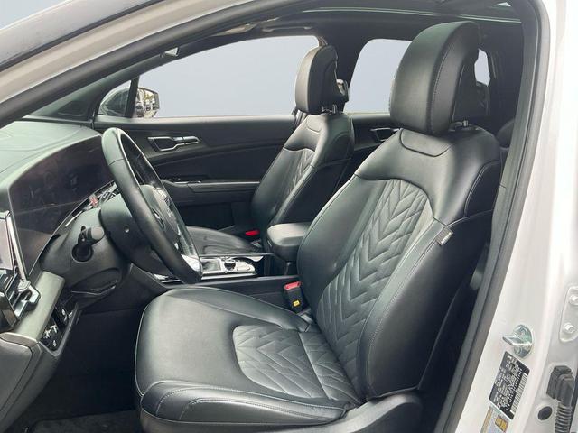 Photo of 2024 Glacier White Pearl/Ebony Black Roof Kia Sportage