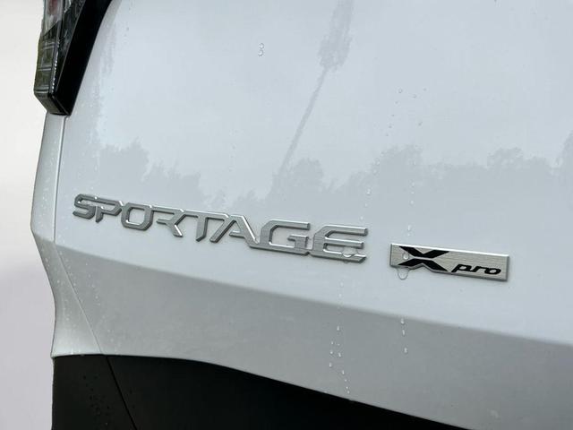 Photo of 2024 Glacier White Pearl/Ebony Black Roof Kia Sportage