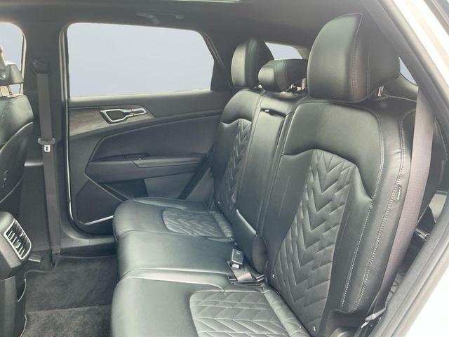 Photo of 2024 Glacier White Pearl/Ebony Black Roof Kia Sportage