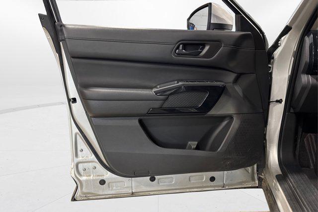 Photo of 2025 Brilliant Silver Metallic Nissan Pathfinder