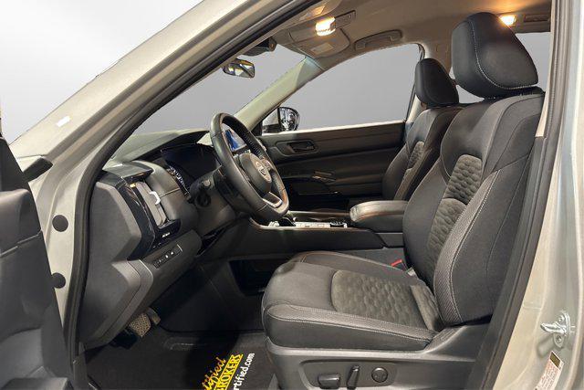 Photo of 2025 Brilliant Silver Metallic Nissan Pathfinder