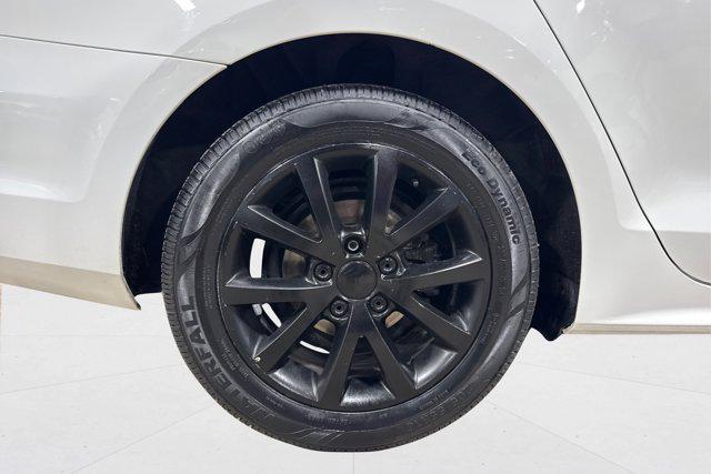 Photo of 2017 Pure White Volkswagen Jetta
