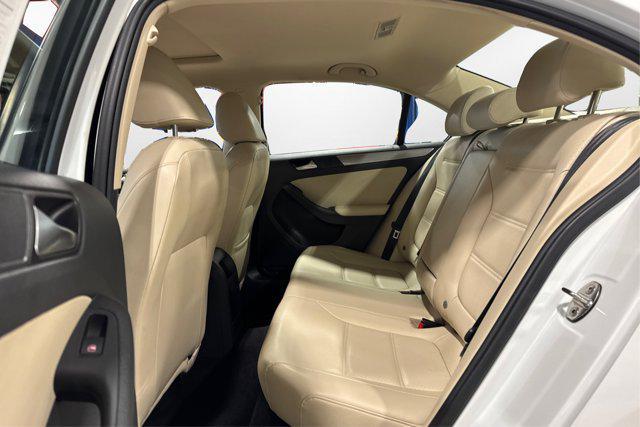 Photo of 2017 Pure White Volkswagen Jetta