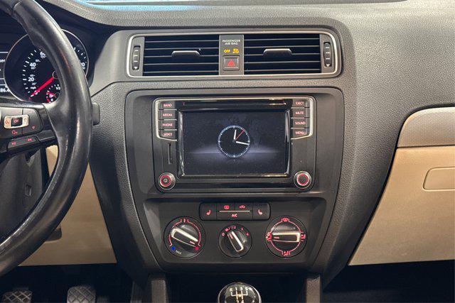 Photo of 2017 Pure White Volkswagen Jetta