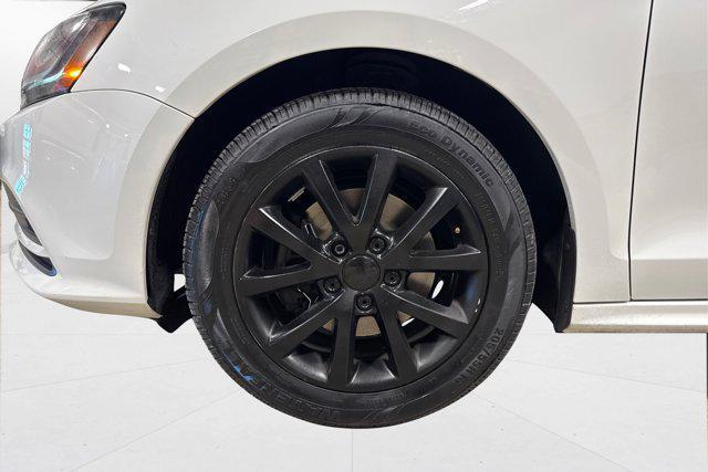Photo of 2017 Pure White Volkswagen Jetta