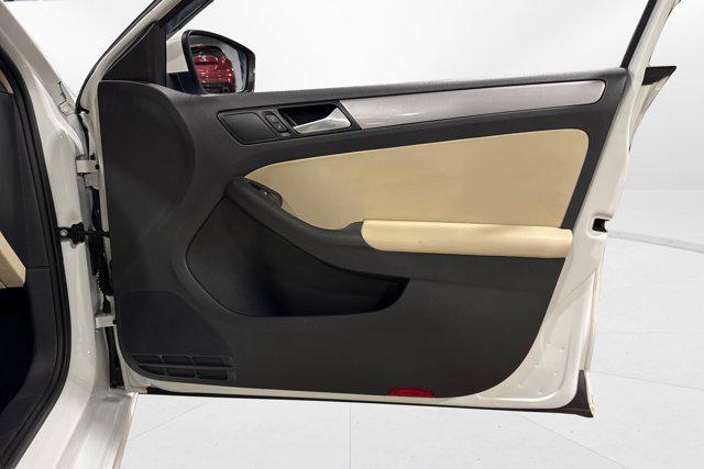 Photo of 2017 Pure White Volkswagen Jetta