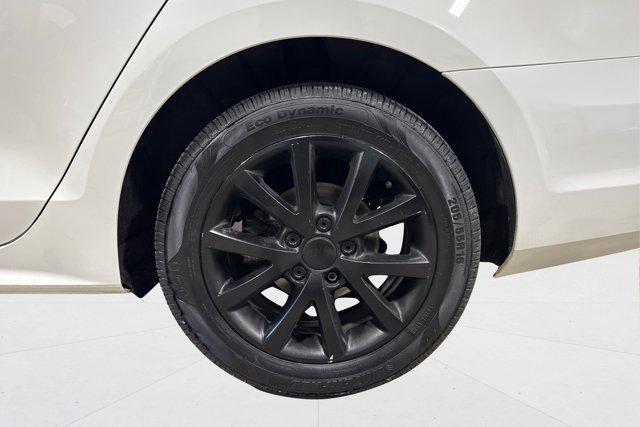 Photo of 2017 Pure White Volkswagen Jetta
