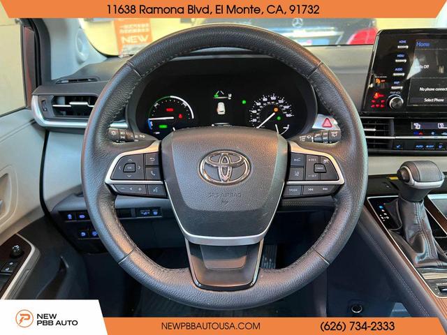 Photo of 2022 Gray Toyota Sienna