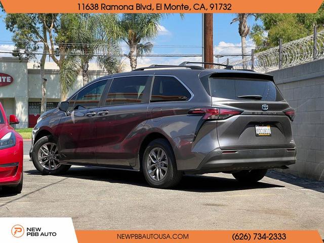 Photo of 2022 Gray Toyota Sienna