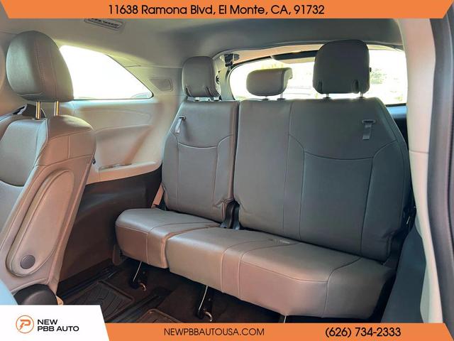 Photo of 2022 Gray Toyota Sienna