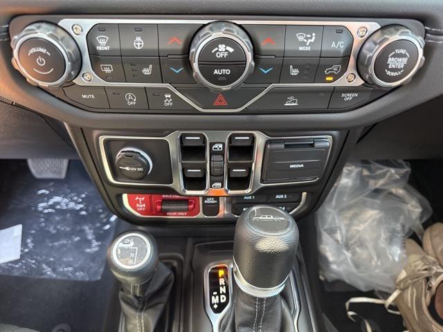 Photo of 2025 Bright White Clearcoat Jeep Gladiator