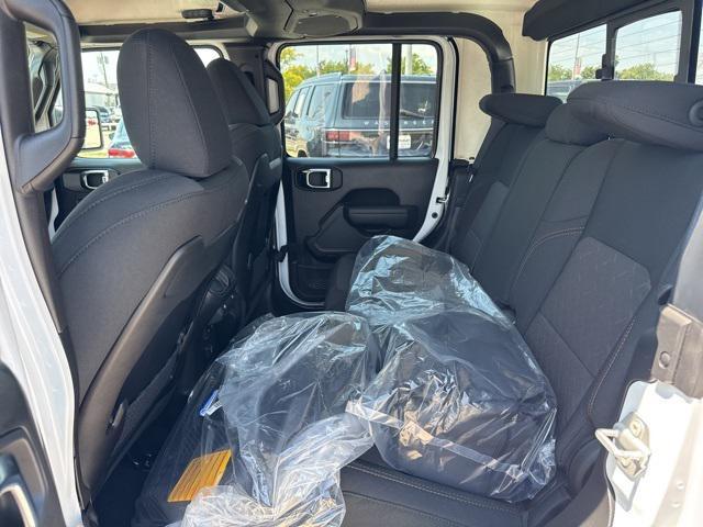 Photo of 2025 Bright White Clearcoat Jeep Gladiator