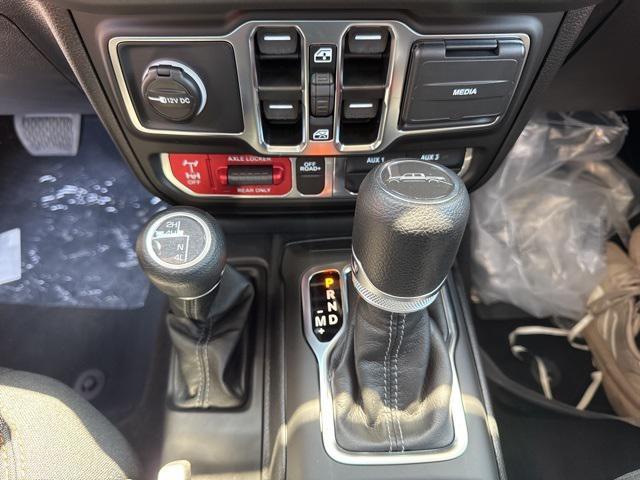 Photo of 2025 Bright White Clearcoat Jeep Gladiator