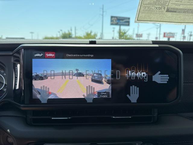 Photo of 2025 Bright White Clearcoat Jeep Gladiator