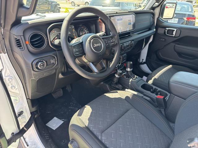 Photo of 2025 Bright White Clearcoat Jeep Gladiator