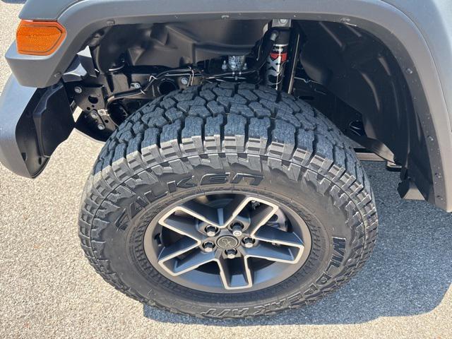 Photo of 2025 Bright White Clearcoat Jeep Gladiator