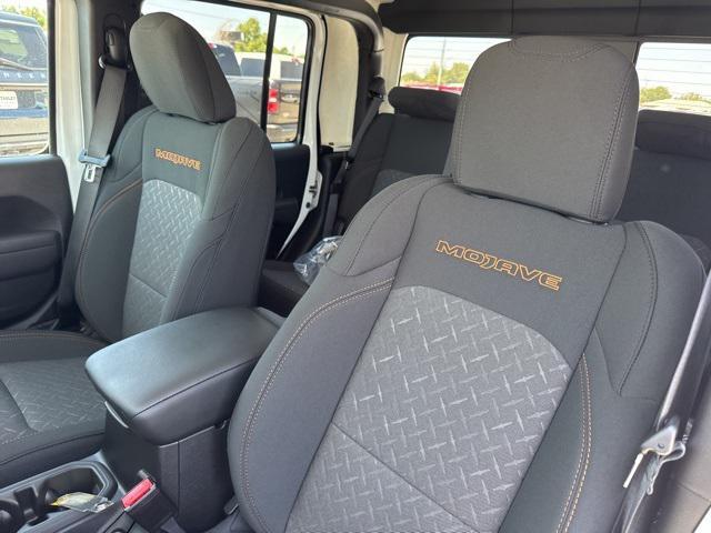 Photo of 2025 Bright White Clearcoat Jeep Gladiator
