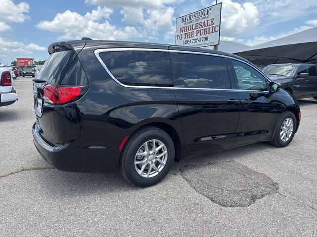 Photo of 2025 Diamond Chrysler Voyager