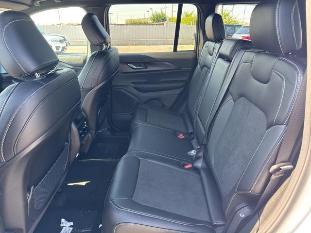 Photo of 2025 Bright White Clearcoat Jeep Grand Cherokee