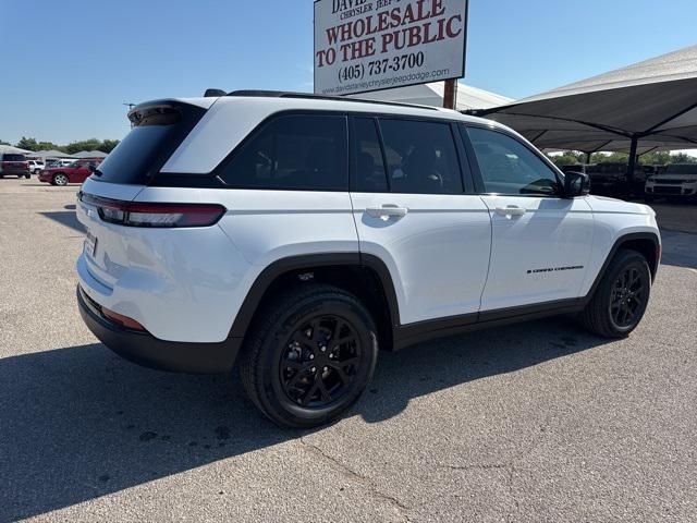 Photo of 2025 Bright White Clearcoat Jeep Grand Cherokee