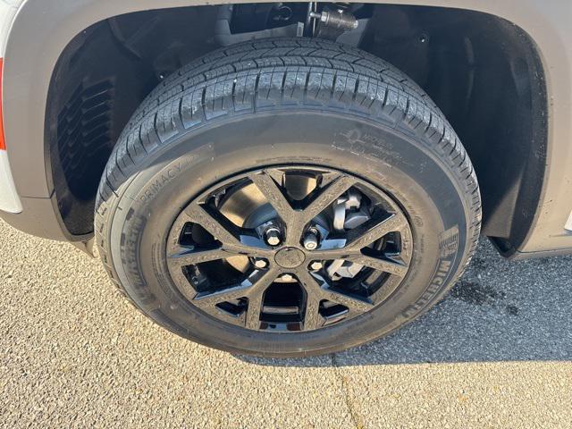 Photo of 2025 Bright White Clearcoat Jeep Grand Cherokee