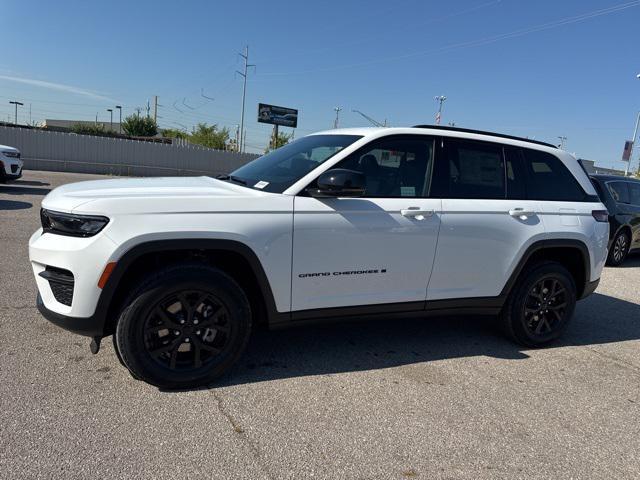 Photo of 2025 Bright White Clearcoat Jeep Grand Cherokee