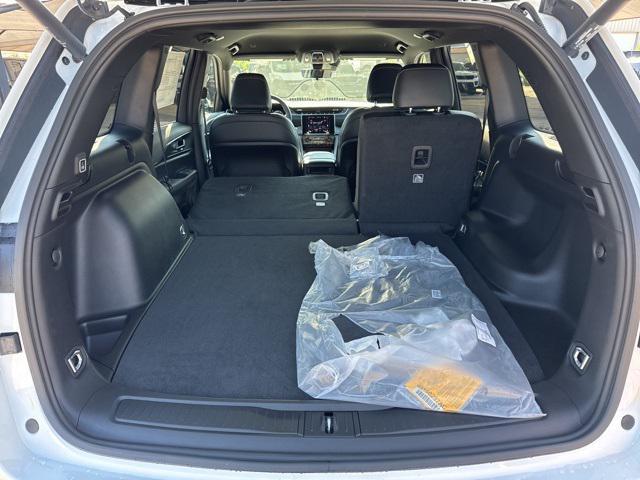 Photo of 2025 Bright White Clearcoat Jeep Grand Cherokee