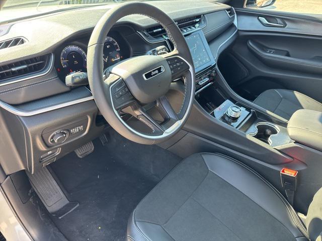 Photo of 2025 Bright White Clearcoat Jeep Grand Cherokee