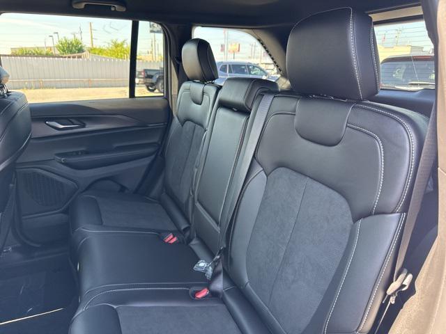 Photo of 2025 Bright White Clearcoat Jeep Grand Cherokee