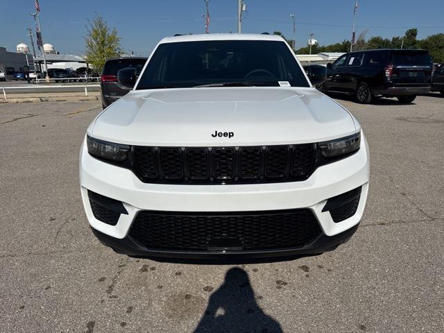 Photo of 2025 Bright White Clearcoat Jeep Grand Cherokee