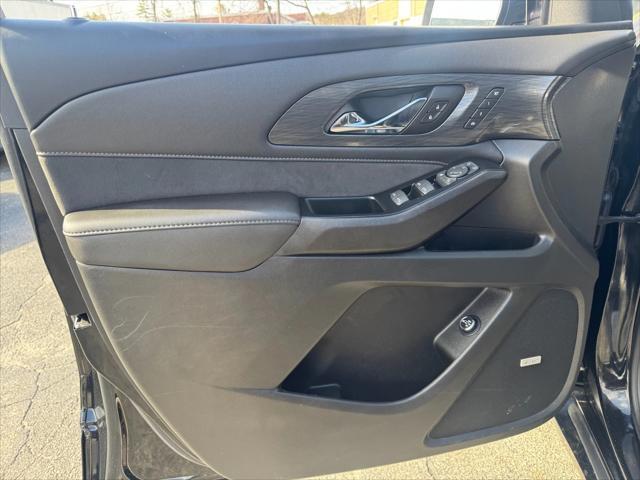 Photo of 2023 Mosaic Black Metallic Chevrolet Traverse
