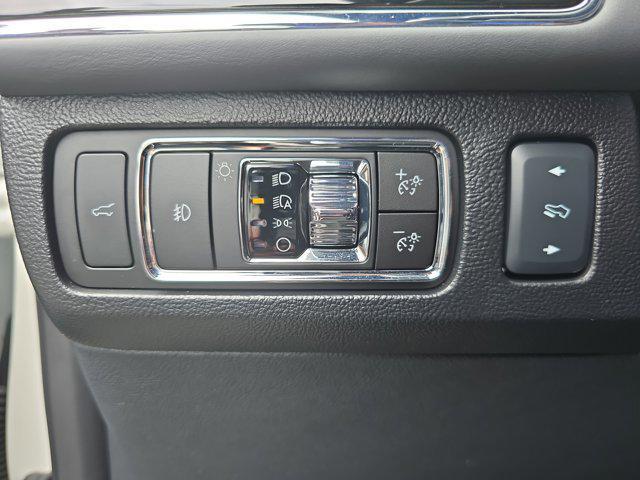Photo of 2024 Pristine White Metallic Tri-Coat Lincoln Navigator