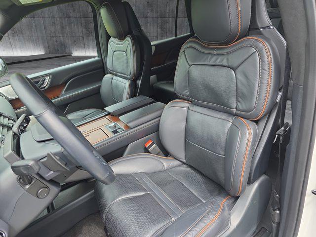 Photo of 2024 Pristine White Metallic Tri-Coat Lincoln Navigator