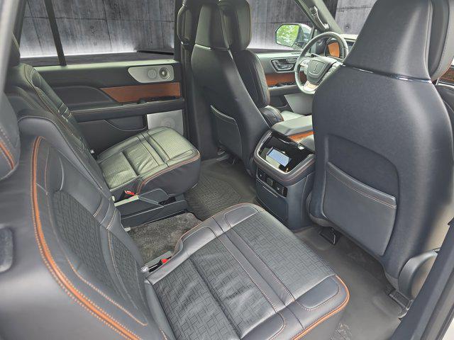 Photo of 2024 Pristine White Metallic Tri-Coat Lincoln Navigator