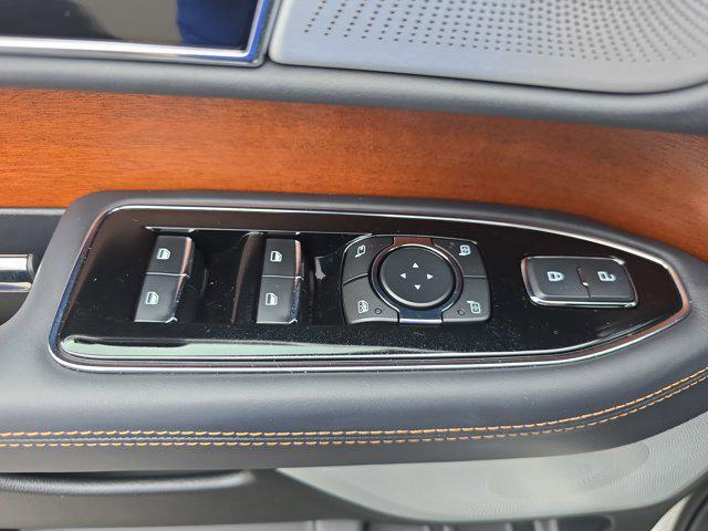 Photo of 2024 Pristine White Metallic Tri-Coat Lincoln Navigator