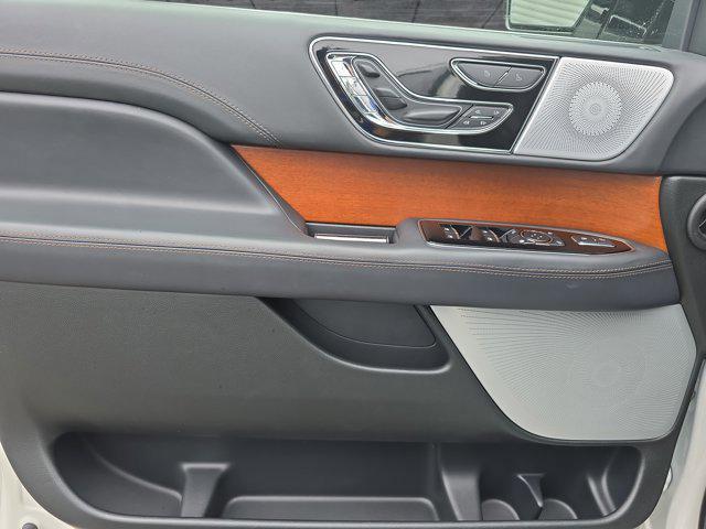 Photo of 2024 Pristine White Metallic Tri-Coat Lincoln Navigator
