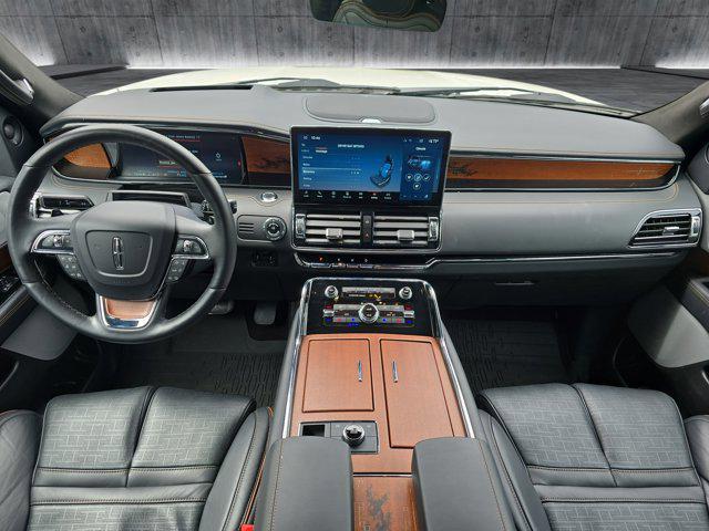 Photo of 2024 Pristine White Metallic Tri-Coat Lincoln Navigator