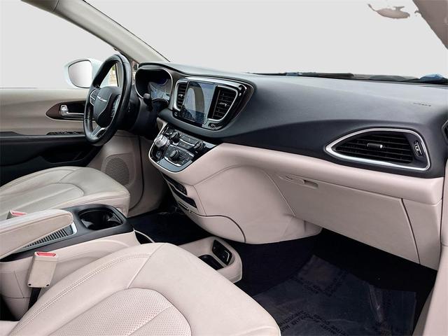 Photo of 2019 Bright White Clearcoat Chrysler Pacifica