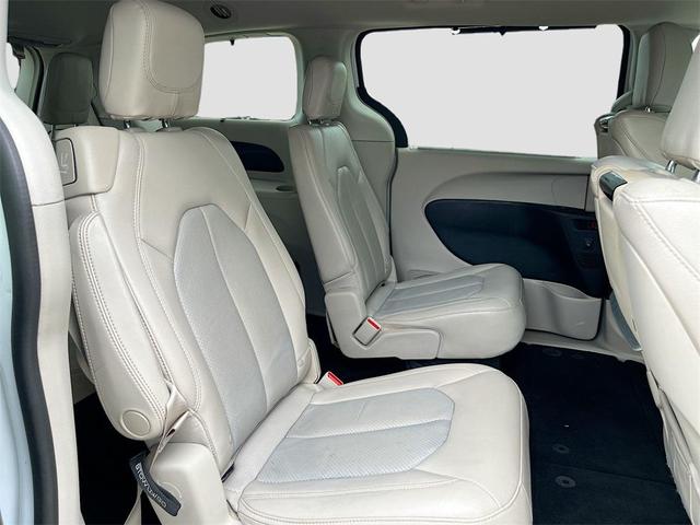 Photo of 2019 Bright White Clearcoat Chrysler Pacifica