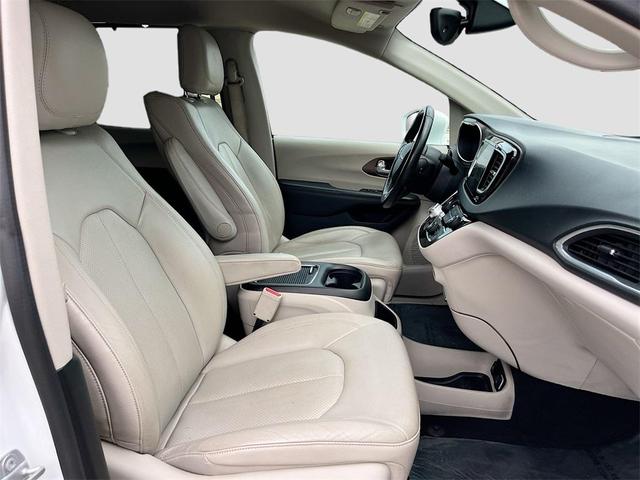 Photo of 2019 Bright White Clearcoat Chrysler Pacifica