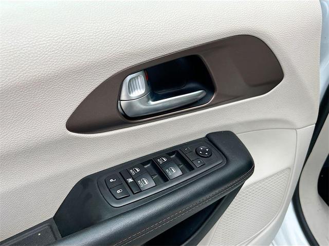 Photo of 2019 Bright White Clearcoat Chrysler Pacifica