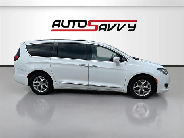 Photo of 2019 Bright White Clearcoat Chrysler Pacifica